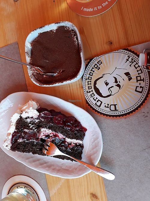 veganes Tiramisu und vegane Schwarzwälder-Kirsch-Torte at Graefenberg-Zone in Graefenberg