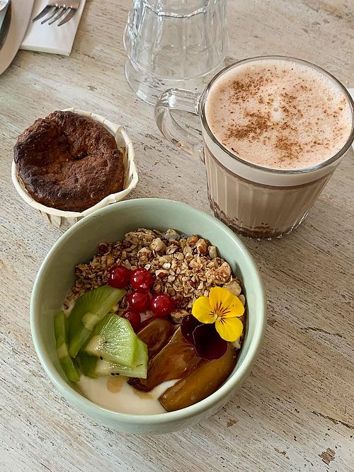 Brunch, Granola bol at L'Abattoir Vegetal - Guisarde in Paris