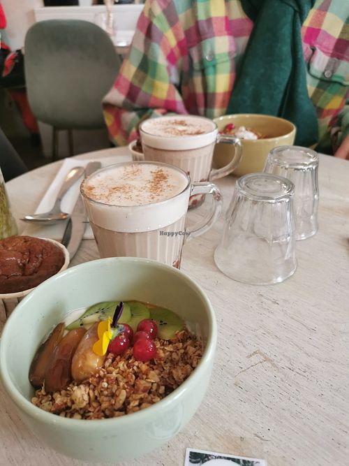 Granola bol, mignardise et chocolat chaud at L'Abattoir Vegetal - Guisarde in Paris