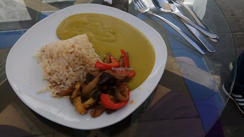 Puré de arverjas, con arroz integral y verduras salteadas at Omphalos in Arequipa