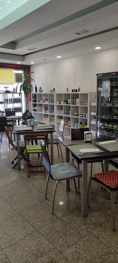 Sala de almoços  #Veganuary at EasyGreen Vegan Foodstore & Snack bar in Porto