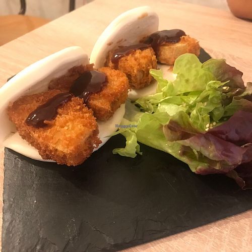 bao de nuggets con salsa bbq at Chillin' Cafe in Madrid