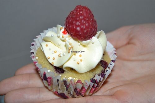 Vanilla and raspberry. at Nebeské dortíčky in Brno