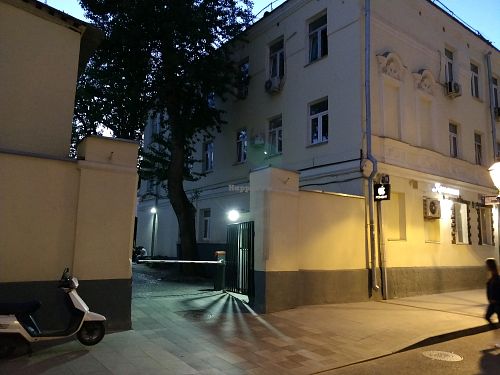 directions : enter through this door at Ugol in Moscow