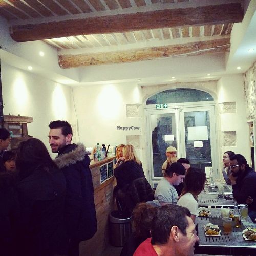 lots of people fighting for tacos at Graze in Antibes