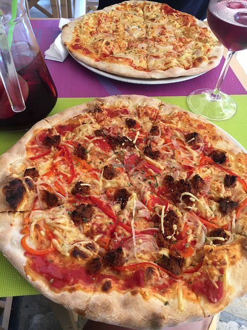 Diavola & Margarita with onion at Sa Cova in Mallorca
