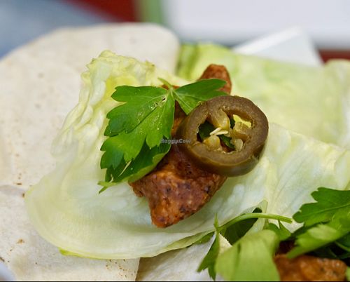 How to eat cig köfte at Adiyaman Cigköftecisi in Berlin