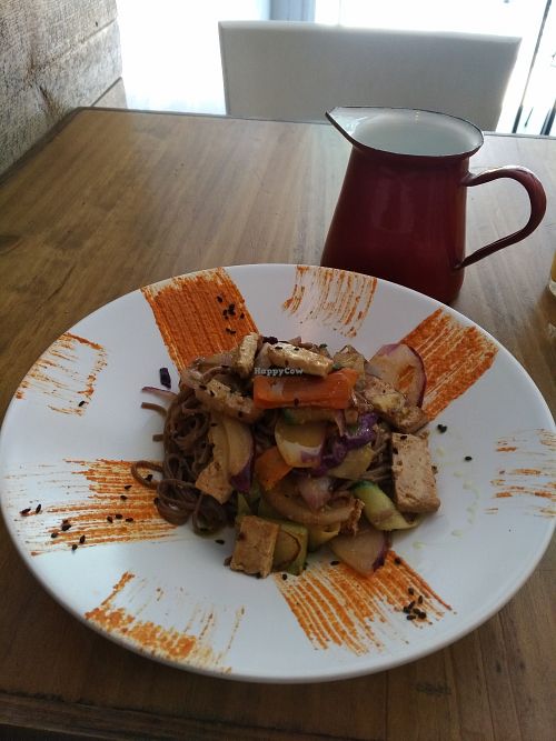 main - wok with tofu at Quinoa Arago Vegetaria in Barcelona