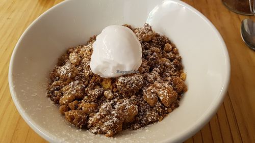 Apple crumble with ice cream at Quinoa Arago Vegetaria in Barcelona