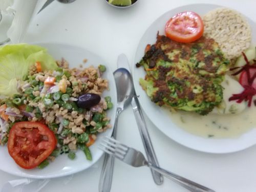 "Tuna" salad and the main plate with broccoli tortilla, salad and rice at Vida Sana - Jr. Camaná in Lima