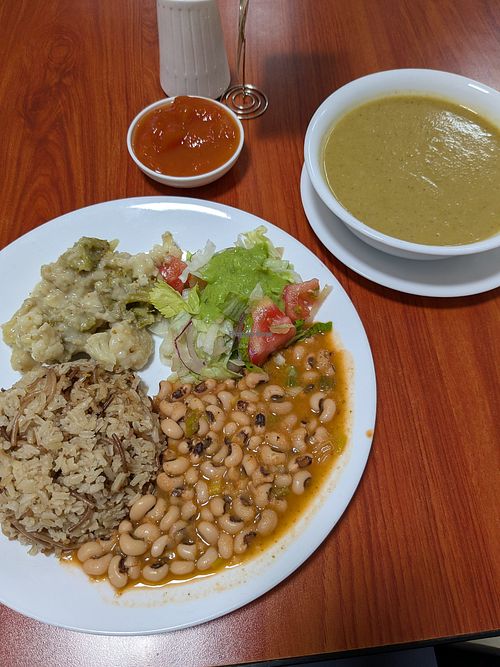 Cream of vegetable soup, Black eyed peas, salad, rice, broccoli and cauliflower with white sauce at Soy Vida - Galerías in Bogota