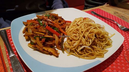 Noodle and seitan at Healthy Lovers in Madrid