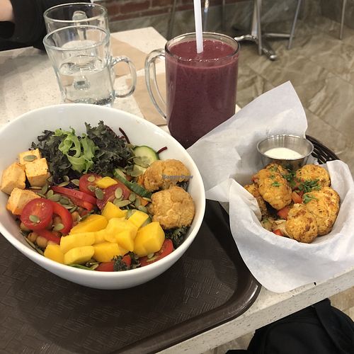 Bol Diva indienne avec quinoa, Bouchées de chou-fleur et Smoothie Berry Detox at Delicieux Veg Fusion Cafe in Montreal