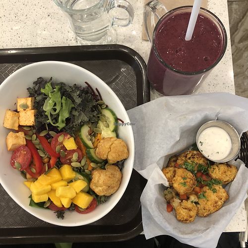 Bol Diva indienne avec quinoa, Bouchées de chou-fleur et Smoothie Berry Detox at Delicieux Veg Fusion Cafe in Montreal