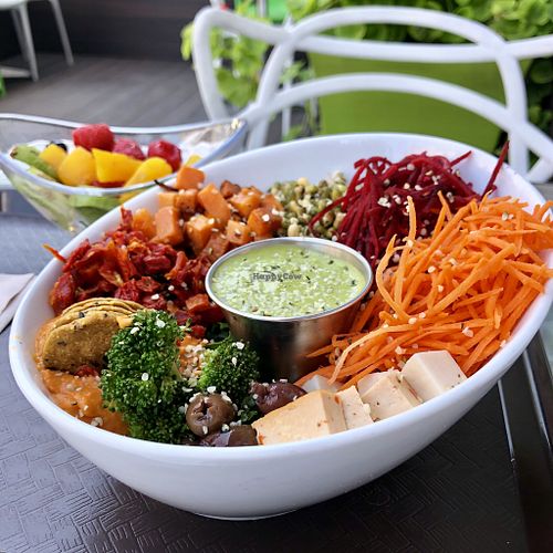 Bol Revitalise-moi at Delicieux Veg Fusion Cafe in Montreal