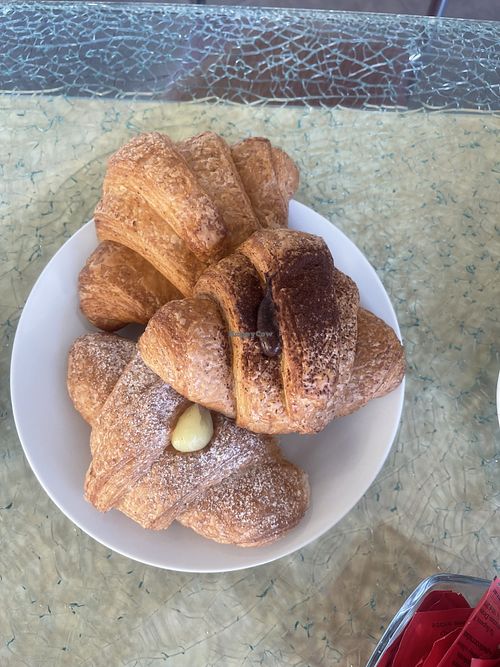 Brioche vegane: vuota, alla crema e cioccolata  at Pasticceria Da Angelo in Selvazzano Dentro