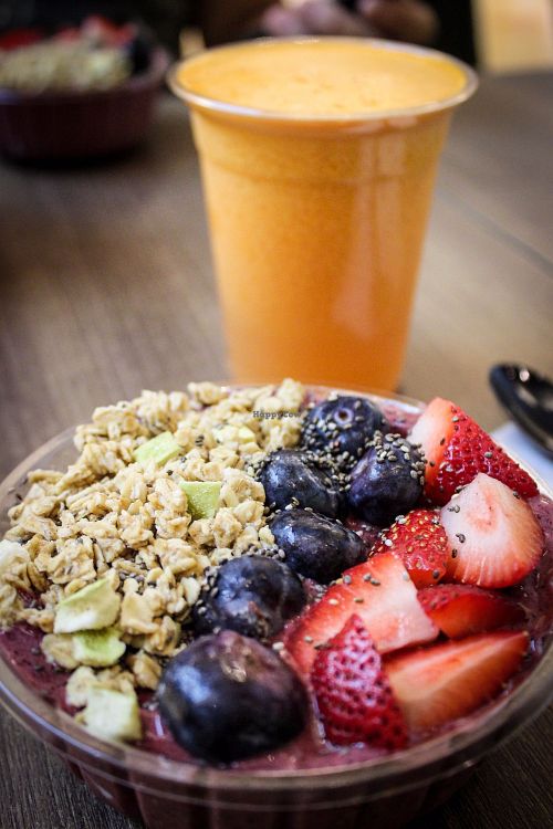 smoothie bowl and fresh juice at Toss and Turn in Hong Kong Island