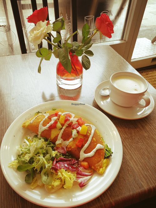 Chickpea omelette and chai latte at Retreat Kitchen in Richmond Upon Thames