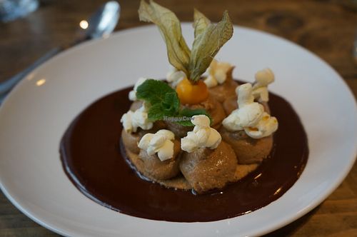 Praline Tart w/chocolae coulis at Hope in Paris