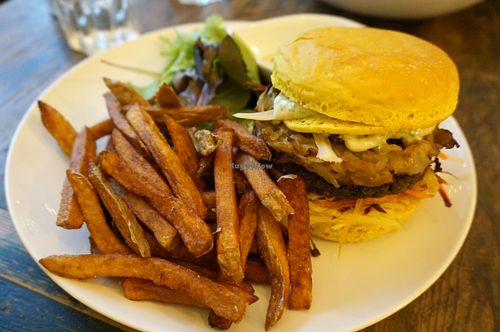 Burger & ses frites maison at Hope in Paris