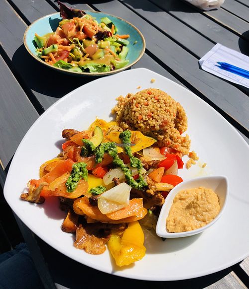 Couscous mit Hummus, gegrilltem Gemuese und Salat at Badezeit Strandrestaurant in Westerland