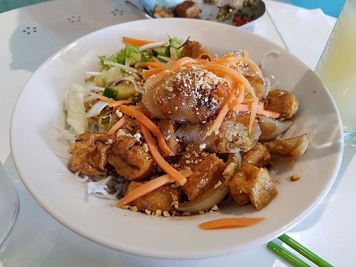 Veggie spring rolls, rice noodles and vegetables at Cuisine S in Montpellier