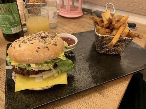 Burger Cheese Burger façon Chicken Pané avec fromage Gouda smoked + portion de Frites maison  at Cooking Colours in Metz