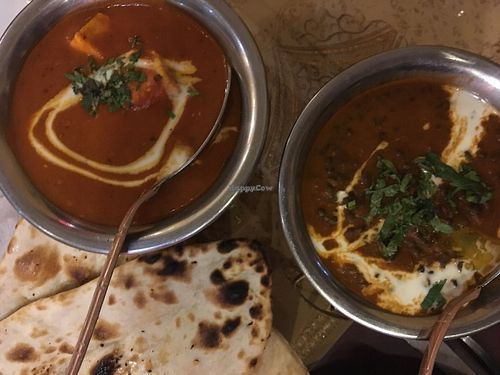 Dal and Indian cheese dish with Indian flatbreads at Delhi Darbar in Budapest