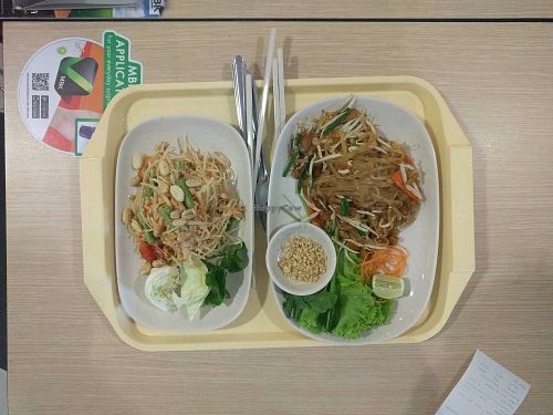Papaya salad & Pad Thai, baby at Khun Churn - MBK in Bangkok