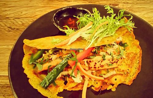 Zen: Viet. Reiskokospfannkuchen mit frischen Gemuese und knusprigen Tofu gefuellt ! at SIGGIS v/gan dine & co. in Munich