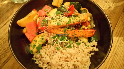 Grateful : Barbecue Summer Bowl - schmorpaprika, zucchini, Tomaten-Pfirsichsalat und BBQ Tofu ! at SIGGIS v/gan dine & co. in Munich