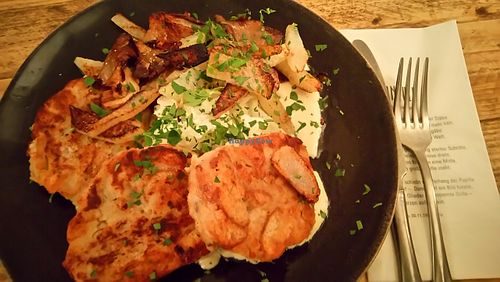 Bavaria : Sauer Knoedel + gebratene Austerpilzen, Kohlrabiwurfel, fenchel Salat ! at SIGGIS v/gan dine & co. in Munich