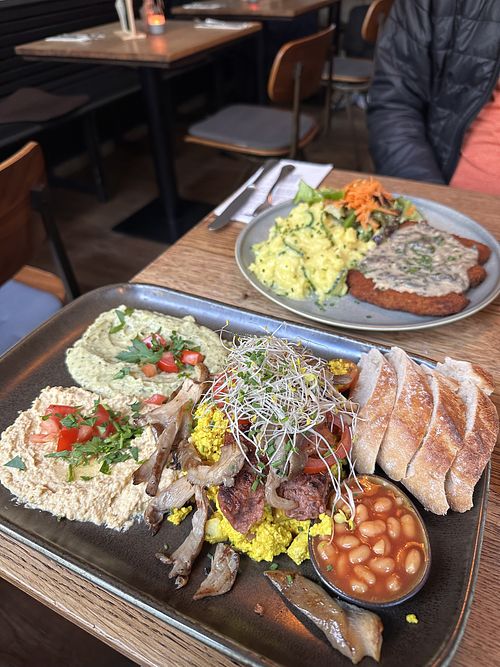 Famous  at SIGGIS v/gan dine & co. in Munich