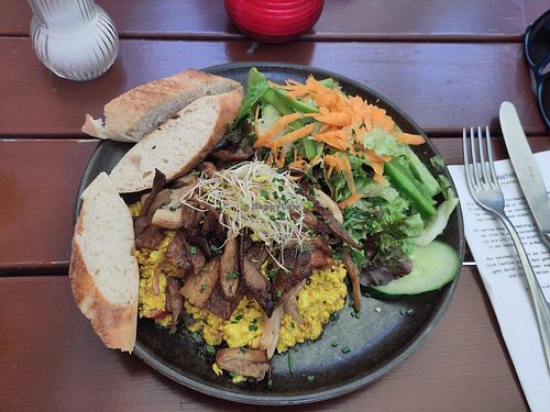 Scrambled tofu with mushrooms and tempeh at SIGGIS v/gan dine & co. in Munich
