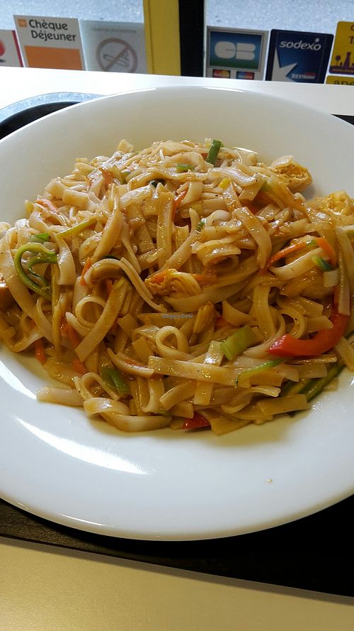 rice noodles with peanut sauce, vegan at Box Thai in Annecy