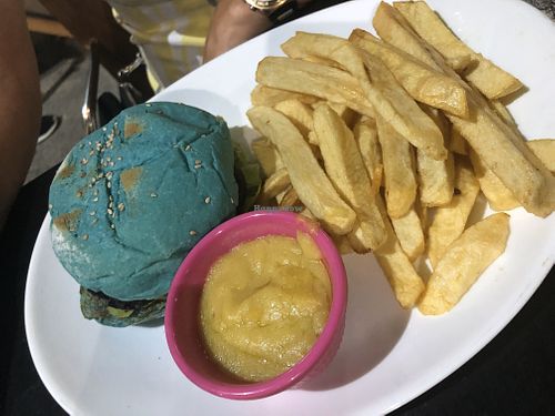 Hamburguesa con patatas y dip de cheddar at Loving Hut - Palermo in Buenos Aires