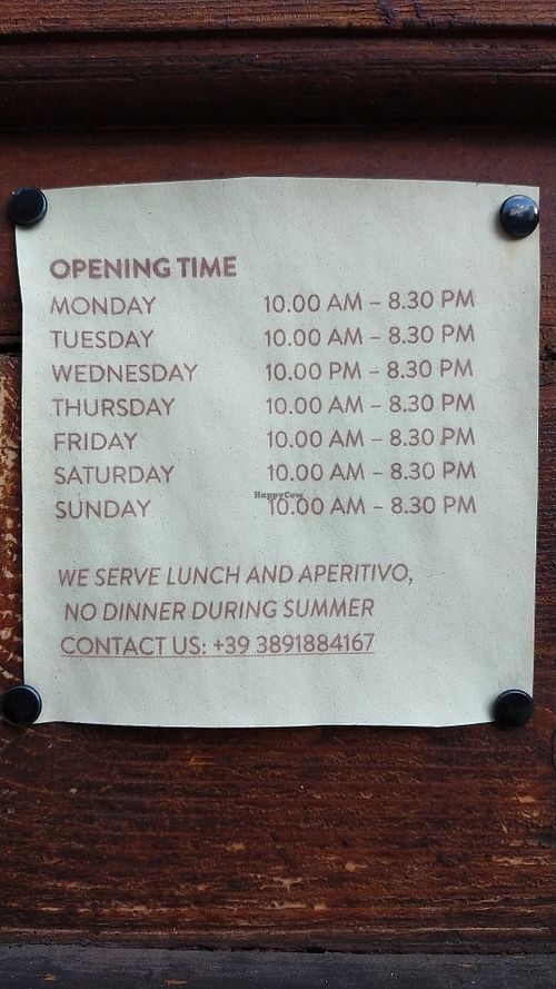 Opening time on the door and "No dinner during summer!" at El Cuciar in Verona