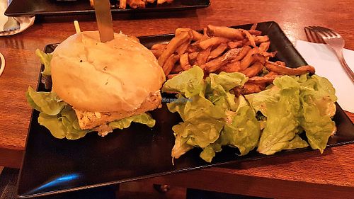 Vegan burger with tofu steak, vegan cheese and guacamole at Au Nouveau Monde in Bordeaux
