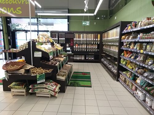 Bulk section, organic fruits & veggies at natureO in Chanteloup-en-brie
