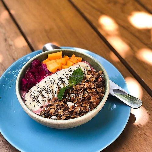 vegan smoothie bowl at Milk & Honey Cafe in Colombo