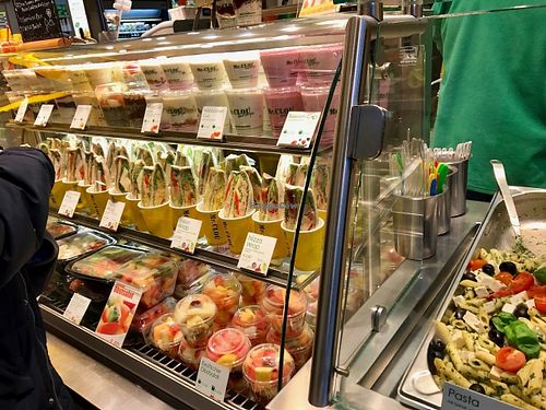 wraps and fruit bowls at Mr. Clou in Hannover