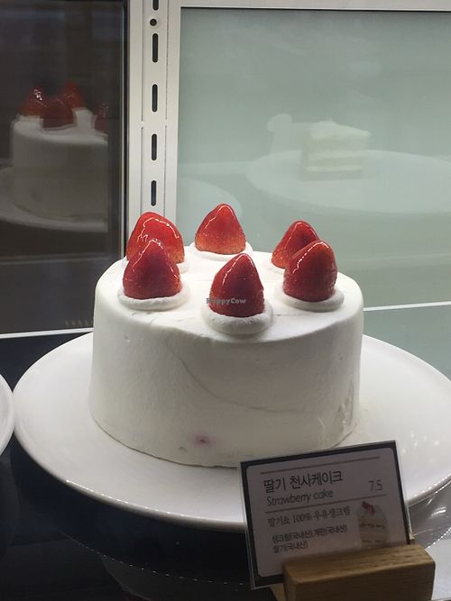 Strawberry cream cake - Gluten free but not vegan. Really cute presentation at The Nilk Factory - 더닐크팩토리 in Seoul