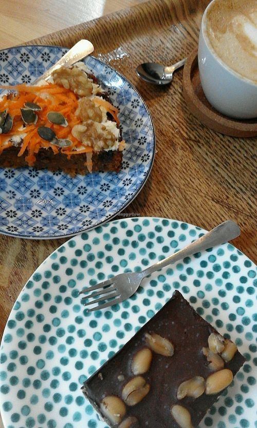 vegan carrot and a vegan peanut-chocokate cake at Koffiebar Sowieso in Breda