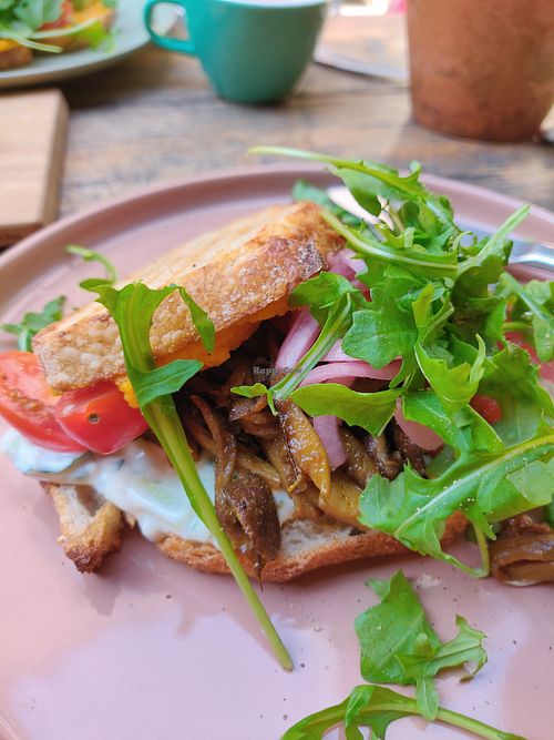 Pulled oyster mushroom at Koffiebar Sowieso in Breda