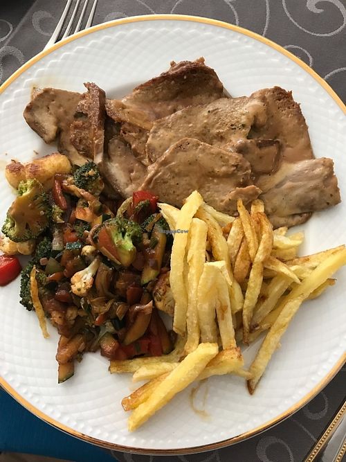Seitan with chips and vegetables at Taskatenda in Salvaterra De Mino