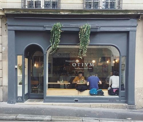 store front at Otium Cold Press in Paris