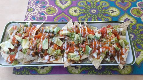 Nachos veganos con frijoles, hogao, lechugas, aguacate y salsas de la casa  at Naturalmente in Medellin