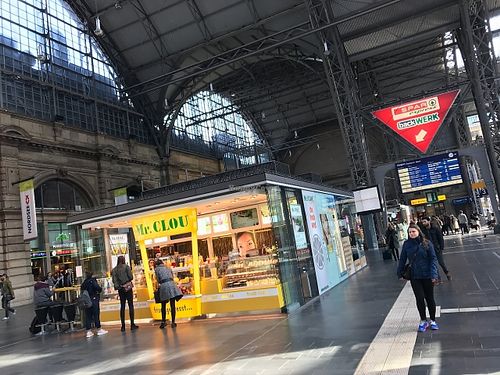 store front in main hall of train station  at Mr Clou - Hauptbahnhof in Frankfurt