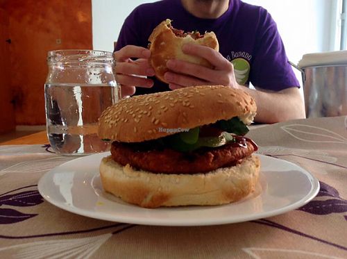 la reina burger at La Reina Banana in Madrid