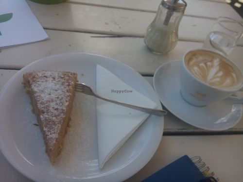 Karottenkuchen vegan at Veganistro in Miesbach